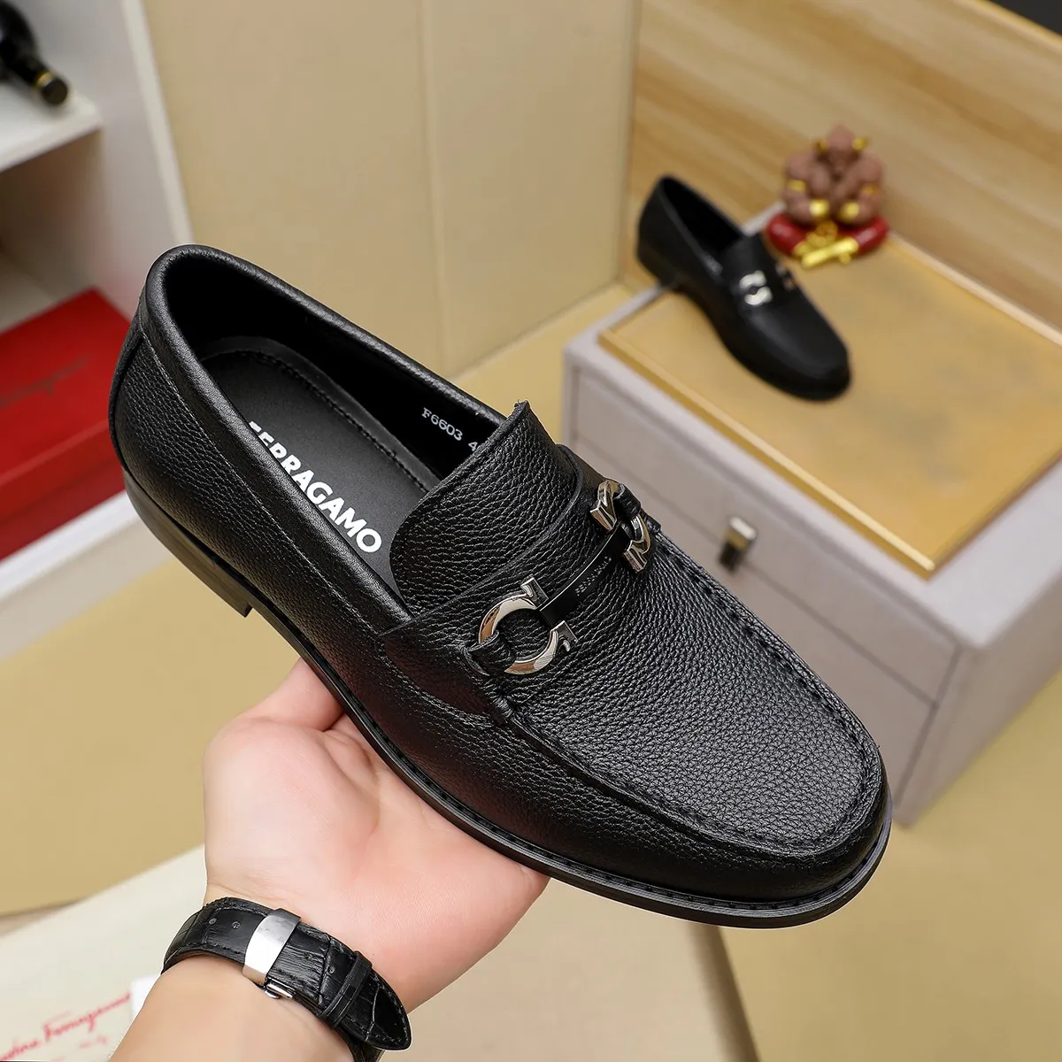 Men's shoes 💰460 🔥 Ferragamo new men's casual slip-on shoes 🇨🇳 Official website original 1:1 mold, original quality 💯 fine workmanship, high-end luxury ☘ The upper is made of imported Italian first-layer cowhide 🌴 Luxurious water dyeing 🐂 Leather lining 🍓 Rubber wear-resistant and non-slip outsole, breathable and comfortable to wear 🍍 The first choice for high-taste men, color optional! Code number 38-44 (45.46. Customized)